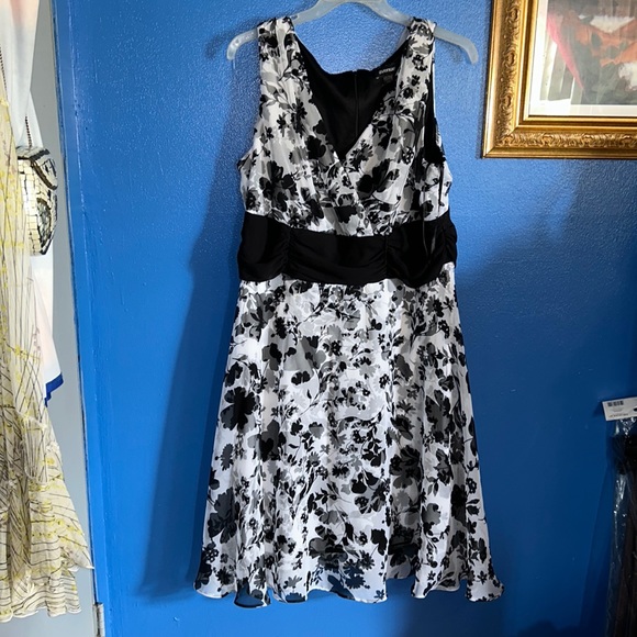 Avenue dress - Picture 1 of 6